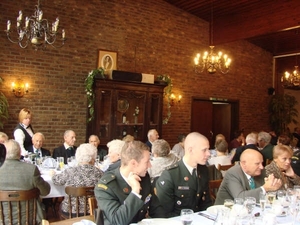 jong en jongere aan een tafel....