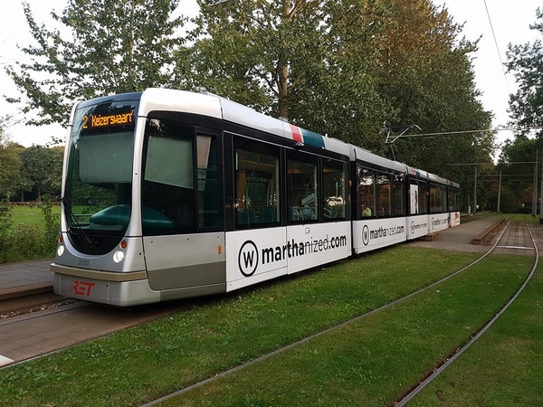 2030 met reclame voor MARTHANIZED