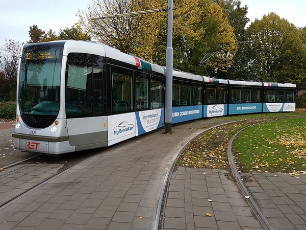 lijn 23 met de 2123 met reclame voor MYRENTALCAR