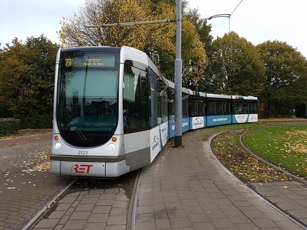 lijn 23 met de 2123 met reclame voor MYRENTALCAR