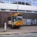 Tram komt uit buitenmuur bij een kunsttentoonstelling