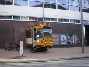 Tram komt uit buitenmuur bij een kunsttentoonstelling