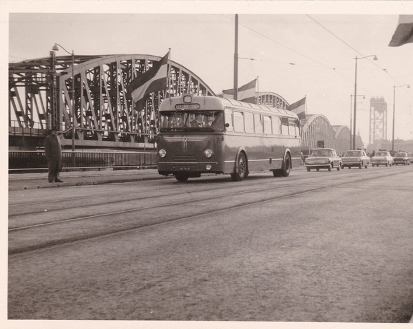 Semi toerbus 711, opening Verlengde Willemsbrug, 18-10-1963