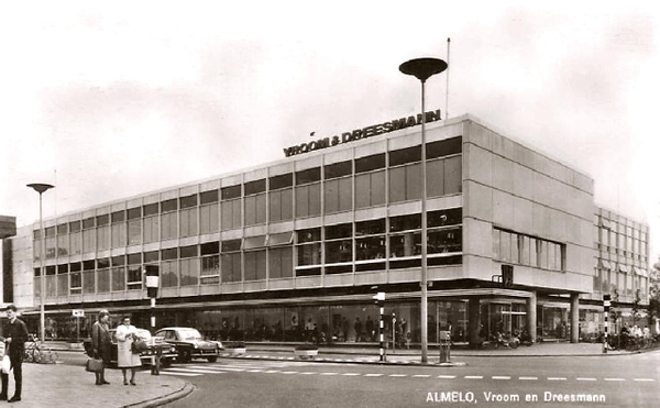 Het filiaal van V&D in Almelo leeg sinds 2004