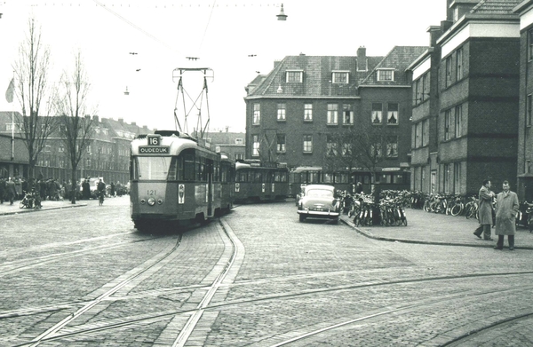 121, lijn 16, Spartastraat, 2-12-1956 (foto W.J. van Mourik)