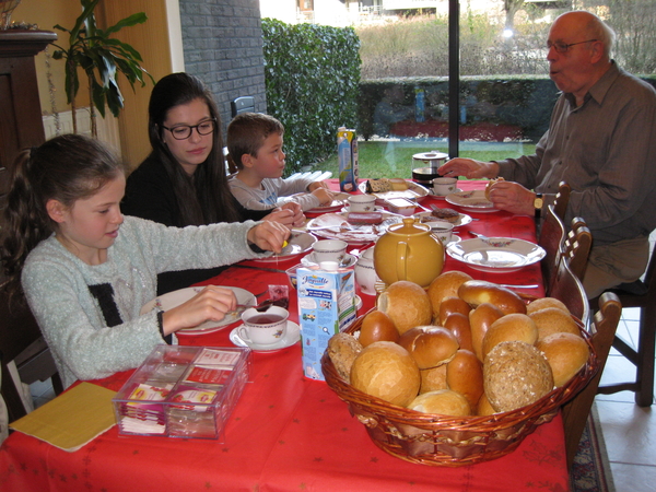 31) Aan tafel met nichtje Sarah