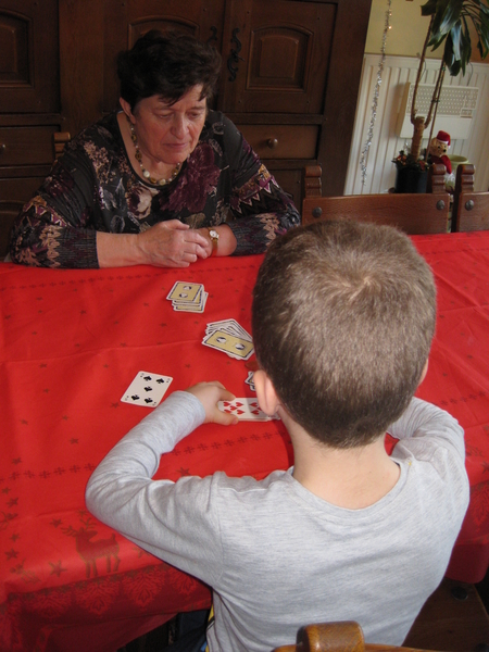 35) Memee bij Ruben zijn kaartspel