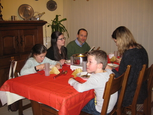 46) Aan tafel met papa en mama