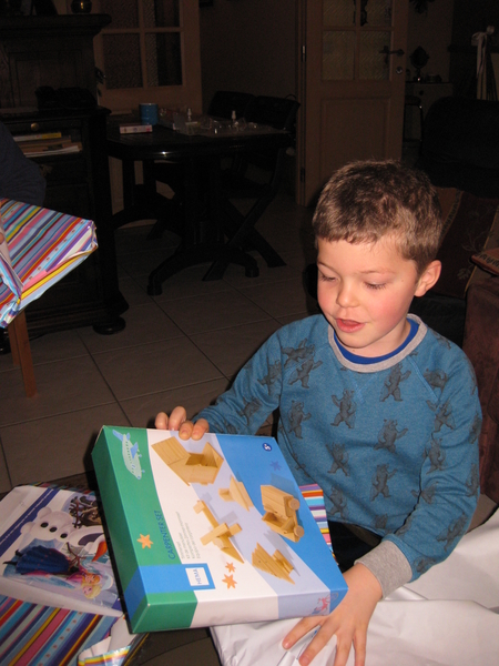 58) Aandachtig kijkend