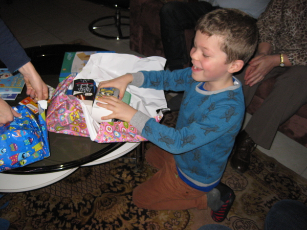 60) Ruben opent zijn pakje kleren