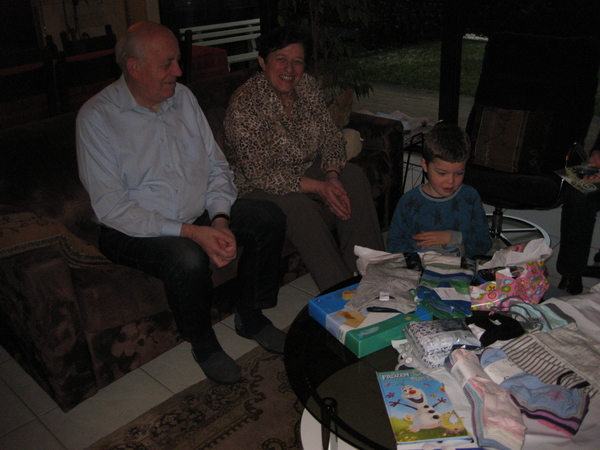 63) De tafel ligt vol