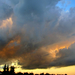 Dreigende wolken in de avondzon