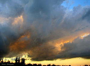 Dreigende wolken in de avondzon