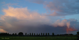 Regen wolk met regenboog