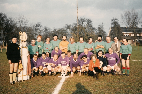 Wielertoeristen en Veteranen Elene voetballen voor de Sint, 1976