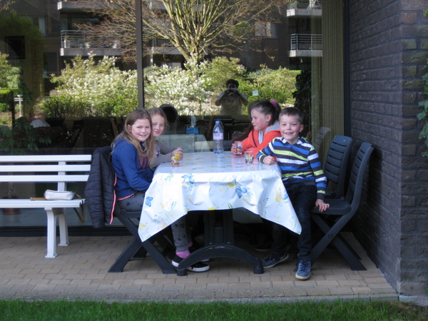 30) Water drinken aan tafel