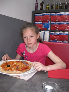 62) Jana met haar pizza