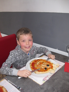 63) Ruben met zijn pizza