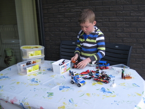 72) Ruben met zijn Lego aan de terrastafel