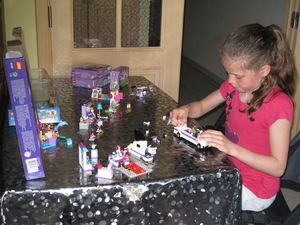 73) Jana met haar Lego aan tafel