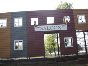 82) Samen in de Saloon-speeltuin