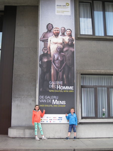 148) Jana & Ruben voor het museum