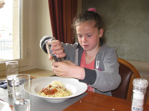 212) Jana met haar spaghetti