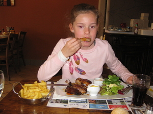 238) Jana eet ribbetjes