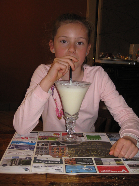 243) Jana met haar milkshake