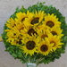 IMGP1217(zonnebloemen als offer voor het Mariabeeld)