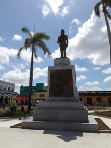 IMGP1222(standbeeld van Cespedes op de Plaza de la revolucion)