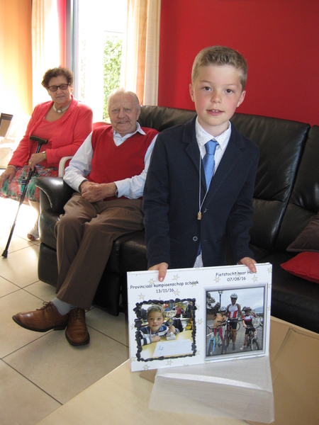 01) Ruben toont zijn gekregen fotoalbum van Memee