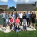21) Voltallige familiefoto buiten in de tuin