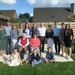 21) Voltallige familiefoto buiten in de tuin