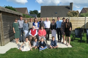 21) Voltallige familiefoto buiten in de tuin