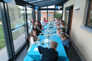 44) Pauze aan de ene kant van de tafel