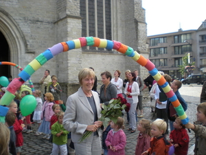 Ontvangst aan de kerk door alle kleuters