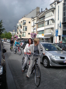 Samen met opvolgster op tandem naar school