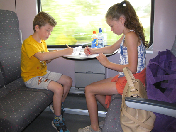 18) Aan 't werk op de trein