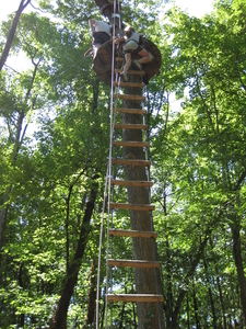 37) Jana klimt van de ladder op het platform