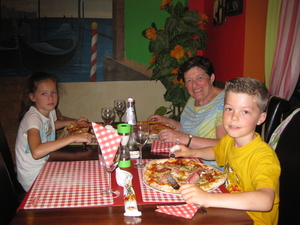 46) Pizza eten met memee