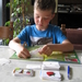 12) Ruben plakt de stickers