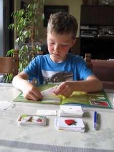 12) Ruben plakt de stickers