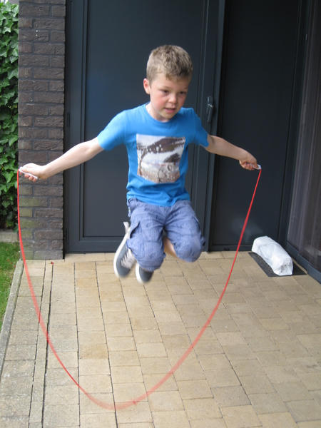 17) Ruben springt hoog in het touw