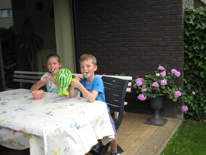 20) Samen meloen eten met de knuffel