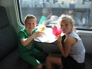 89) Fruit eten op de trein naar Aalst op 18 juli