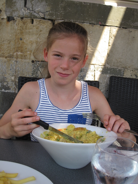 93) Blije Jana met haar portie