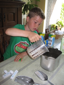 132) Ruben giet de melk in de bakvorm