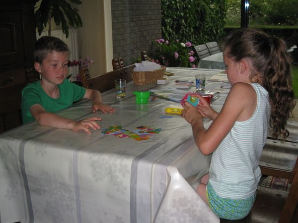 142) Jana deelt de Delhaizekaarten uit