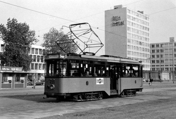 425, buiten dienst, Kruisplein, 13-8-1965 (T. van Eijsden)